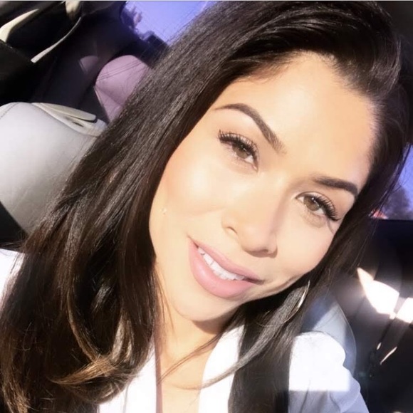 Meet your Posher, POSH AMBASSADOR Priscilla L. - Picture 2 of 8